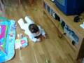 Laia arrossegant-se