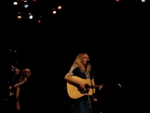 Eivør Pálsdottír - LÍVANDI TRØ (live) Eivør Pálsdottír - LÍVANDI TRØ (live)