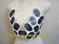 Roupas feitas com diversos tipos de materiais reciclados