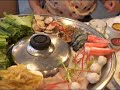 ベトナムホーチミンシティ名物の船上レストランでの夕食風景です。巨大な３階建ての船が優雅にサイゴン川を行き来します。生バンドにチップをはずむと、そのお客さんの国の曲を演奏したりします。暑い国ですが、鍋料理が人気で、最後は、極細のラーメンで締めます。デザートのアイスクリームはＫＥＭ（ケム）と呼ばれ、公園などでも自転車で売りに来ています。