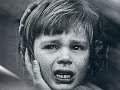 f�rsta halvan av alessandro bariccos novell utan blod beskriver i detalj hur den unga flickan nina blir vittne till mordet p� sin far och sin bror.
p� den ensligt bel�gna bondg�rden s�ks fadern upp av sina motst�ndare i kriget. de kr�ver h�mnd f�r en h�ndelse som skriks fram mellan skottsalvor och tystnad. under golvet ligger nina g�md. en ung soldat, tito, uppt�cker henne, men st�nger sedan tyst luckan.
femtio �r senare s�ker hon upp honom. han �r den ende �verlevande av faderns
m�rdare, nu en �ldrad man.
f�rt�tad �r ordet som sammanfattar denna knappt hundrasidiga ber�ttelse som t�l
att l�sas b�de en och tv� och tre g�nger.

ola gustafsson, bibliotekarie