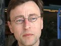 f�rsta halvan av alessandro bariccos novell utan blod beskriver i detalj hur den unga flickan nina blir vittne till mordet p� sin far och sin bror.
p� den ensligt bel�gna bondg�rden s�ks fadern upp av sina motst�ndare i kriget. de kr�ver h�mnd f�r en h�ndelse som skriks fram mellan skottsalvor och tystnad. under golvet ligger nina g�md. en ung soldat, tito, uppt�cker henne, men st�nger sedan tyst luckan.
femtio �r senare s�ker hon upp honom. han �r den ende �verlevande av faderns
m�rdare, nu en �ldrad man.
f�rt�tad �r ordet som sammanfattar denna knappt hundrasidiga ber�ttelse som t�l
att l�sas b�de en och tv� och tre g�nger.

ola gustafsson, bibliotekarie