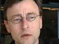 f�rsta halvan av alessandro bariccos novell utan blod beskriver i detalj hur den unga flickan nina blir vittne till mordet p� sin far och sin bror.
p� den ensligt bel�gna bondg�rden s�ks fadern upp av sina motst�ndare i kriget. de kr�ver h�mnd f�r en h�ndelse som skriks fram mellan skottsalvor och tystnad. under golvet ligger nina g�md. en ung soldat, tito, uppt�cker henne, men st�nger sedan tyst luckan.
femtio �r senare s�ker hon upp honom. han �r den ende �verlevande av faderns
m�rdare, nu en �ldrad man.
f�rt�tad �r ordet som sammanfattar denna knappt hundrasidiga ber�ttelse som t�l
att l�sas b�de en och tv� och tre g�nger.

ola gustafsson, bibliotekarie