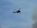 Helicoptero apaga incendio.