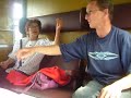Szintiboy �s Ilonka n�ni a vonaton