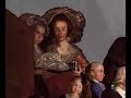 http://www.artehistoria.com/artesp/videos/276.htm

goya conoce hacia el a�o 1783 al infante don luis, hermano menor del rey carlos iii. en el verano del a�o siguiente, el pintor se traslada a arenas de san pedro, donde pintar� este soberbio retrato familiar. 
en el centro de la composici�n se encuentra do�a mar�a teresa de vallabriga, esposa del infante, siendo peinada por su peluquero de confianza. a su derecha, se sit�a don luis, de perfil, ensimismado con las cartas que se depositan sobre la mesa, iluminada con una vela. tras �l y tambi�n de perfil encontramos a su hijo, don luis mar�a de borb�n y vallabriga, m�s tarde cardenal y arzobispo de toledo. a su lado la peque�a mar�a teresa de borb�n y vallabriga, por la que goya sent�a especial predilecci�n. esta ni�a se casar�a m�s adelante con godoy y fue retratada por el pintor en un soberbio lienzo cuando estaba embarazada. 
en la zona izquierda de la composici�n, y en primer plano, se ubica el pintor, de espaldas y ante un gran lienzo. junto a goya, se hallan dos damas de la peque�a corte de los infantes, portando en sus manos una bandeja y un joyero. 
en la zona de la derecha de la escena vemos un grupo de hombres, amigos y miembros de la corte de don luis, acompa�ados de una ama de cr�a que sujeta a una ni�a en sus brazos. 
la composici�n se organiza a trav�s de dos diagonales que se cruzan en el centro, lugar ocupado por do�a mar�a teresa, indicando de esta manera el importante papel de la dama en el entorno familiar y social del infante. 
goya ha individualizado perfectamente cada uno de los personajes, creando un magn�fico ambiente a trav�s de la luz, ambiente distendido como deb�an ser las veladas de don luis. las calidades de telas y adornos han sido representadas de manera exquisita, abri�ndose el maestro la puerta como retratista de corte.