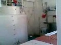NIÑA DESNUDA HACIENDO DEL BAÑO