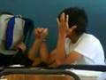 videos de Negro afeminado juega pulceadas con una mujer y pierde