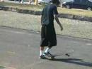Cadu Tentando Manobra de Skate 1