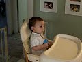 mateo viendo baby einstein