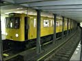 Ankunft und Abfahrt einer Berliner U-Bahn of Typ A3L71 in Theodor-Heuss-Platz