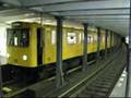 Ankunft und Abfahrt einer Berliner U-Bahn of Typ A3L71 in Theodor-Heuss-Platz