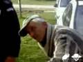 Un papy qui passe un alcootest