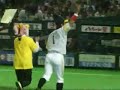 柴原選手の見事な先制タイムリーを口火に勝利を収めた【ドォーモデー】世界的VIP岡本先生プロデュースによる柴原選手応援デーともなった試合。柴原選手が描かれた黄色いフラッグを振るドォーモ席への観客へと、試合後に挨拶をした柴原選手と岡本先生の様子。お立ち台にも上った柴原選手の嬉しそうな笑顔が見られました。