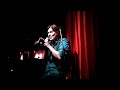 george harris presenta micr�fono abierto.
