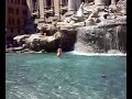 una rinfrescata nella fontana di trevi in una bella giornata di sole