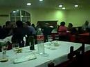 emilio empieza con los primeros versos desde su mesa mientras termina de cenar con su se�ora; se trata del tema 