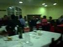 emilio empieza con los primeros versos desde su mesa mientras termina de cenar con su se�ora; se trata del tema 