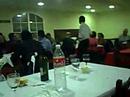 emilio empieza con los primeros versos desde su mesa mientras termina de cenar con su se�ora; se trata del tema 