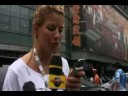 Naomi van As stuurt sms Naomi van As stuurt sms