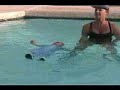 El bebe aprende a nadar