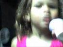 Natalia cantando Abalou