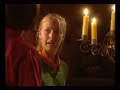 den virriga familjen olsson bor i en l�genhet i stan. inf�r julen dr�mmer de om en jul p� landet. de svarar p� en annons i tidningen, och genom ett missf�rst�nd f�rv�xlar de huset de ska hyra med slottet greveholm. v�l inflyttade dr�jer det inte l�nge f�rr�n barnen uppt�cker att det rasslar och suckas i korridorerna. men inte nog med att det sp�kar! greveholm ruvar ocks� p� st�rre hemligheter.