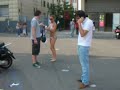 ragazza rimane in costume per strada a milano