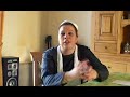notre ch�re sandrine interview�e en blouse et tablier
