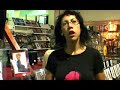 notre ch�re sandrine interview�e en blouse et tablier
