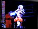 Joelma fica irritada com a luva e tira ela!