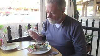 振戦で食事が食べられない人に