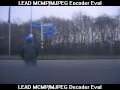 Honda SS50 brommer trekt Mercedes / Hanomag bus