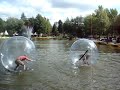 In een luchtbel op het water