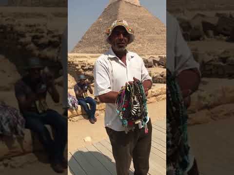 "بائع سبح" مصري يتحدث 9 لغات بطلاقة غريبة