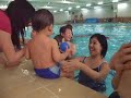 2008.8.10 BB游泳班第一堂, 13個月大嘅bb輪流跳落水~~~ ^.^ 好開心呢~~~