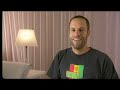 !Achtung, der Einsendeschluss ist vorbei! Mehr Infos auf www.jackjohnson.de Das war das Gewinnspiel Gewinne eine von Jack Johnson signierte Gitarre! Wie das geht? Einfach einen seiner Songs nachspielen, als Video aufnehmen, bei youtube hochladen und als Videoantwort auf diesen Clip auswählen. Viel Glück! --- Win a Jack Johnson-signed guitar! play one of his songs and send it in as a videoanswer to this clip. --- Hier mehr Videos von Jack beim spielen sehen: de.youtube.com de.youtube.com de.youtube.com de.youtube.com --- EINSENDESCHLUSS ist der 11. März. Moderatorin: Jelena