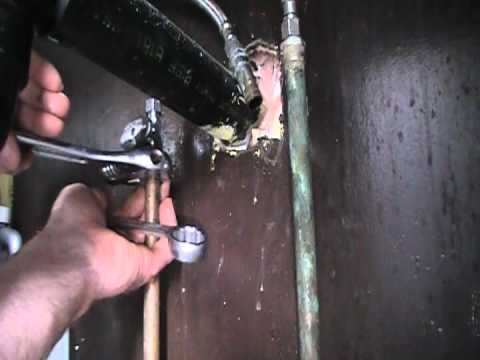 how to turn off water under kitchen sink