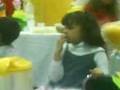 Niña comiendose un moco