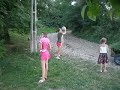 Istvan en Ference met kinderen volleyballen