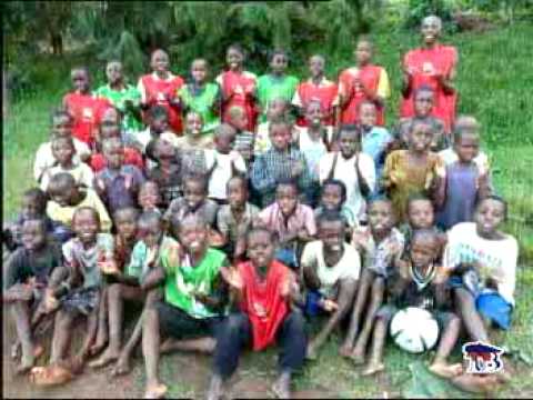 Dentro de las campañas de sensibilización, se incluyen actividades deportivas, lúdicas y culturales. El alumnado agradece al Athletic de Bilbao la donación de equipamiento para el equipo de fútbol de una de las escuelas de Lwiro. .