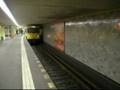 Ankunft und Abfahrt von 2 U-Bahnen in Nollendorfplatz