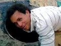 Llimpiando la alcantarilla con las manos
