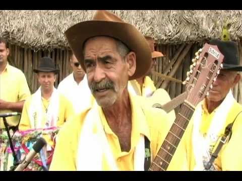 Folia de reis em Minas Gerais - Folia de Reis de Lontra/MG mostra a sua tradição da Folia de Reis utilizando a viola. Parte integrante do Projeto