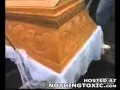 ΝΕΚΡΟΘΑΦΤΕΣ ΓΙΑ ΓΕΛΙΑ.flv