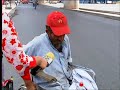 me estoy llendo por la banqueta