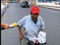 me estoy llendo por la banqueta