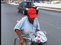 me estoy llendo por la banqueta