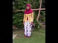 Ibu Sunaryo Menyanyi