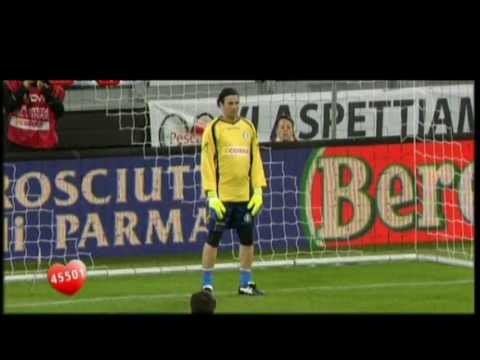 Fernando Alonso tirando un penalti a lo Panenka